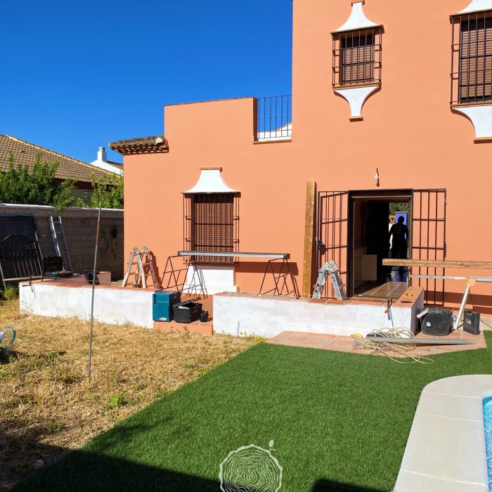 Cerramiento de madera para áreas exteriores, ideal para zonas residenciales